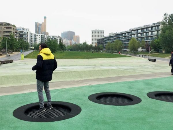 Fallschutzbelag auf dem Spielplatz: EPDM Granulat, Fallschutzplatten oder Holzhackschnitzel: Kosten für Fallschutz unter Spielplatzgeräte