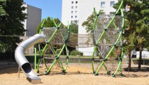 Spielplatzgeräte für den öffentlichen Raum: Kletterturm mit Rutsche und Spielplatzgeräten. Kosten für Spielplatzgeräte und Spielplatzplanung